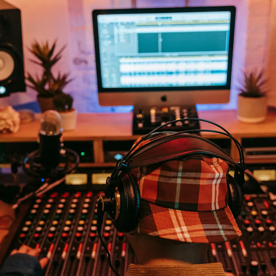 Jak poprawić jakość dźwięku w domowym studiu podcastowym?