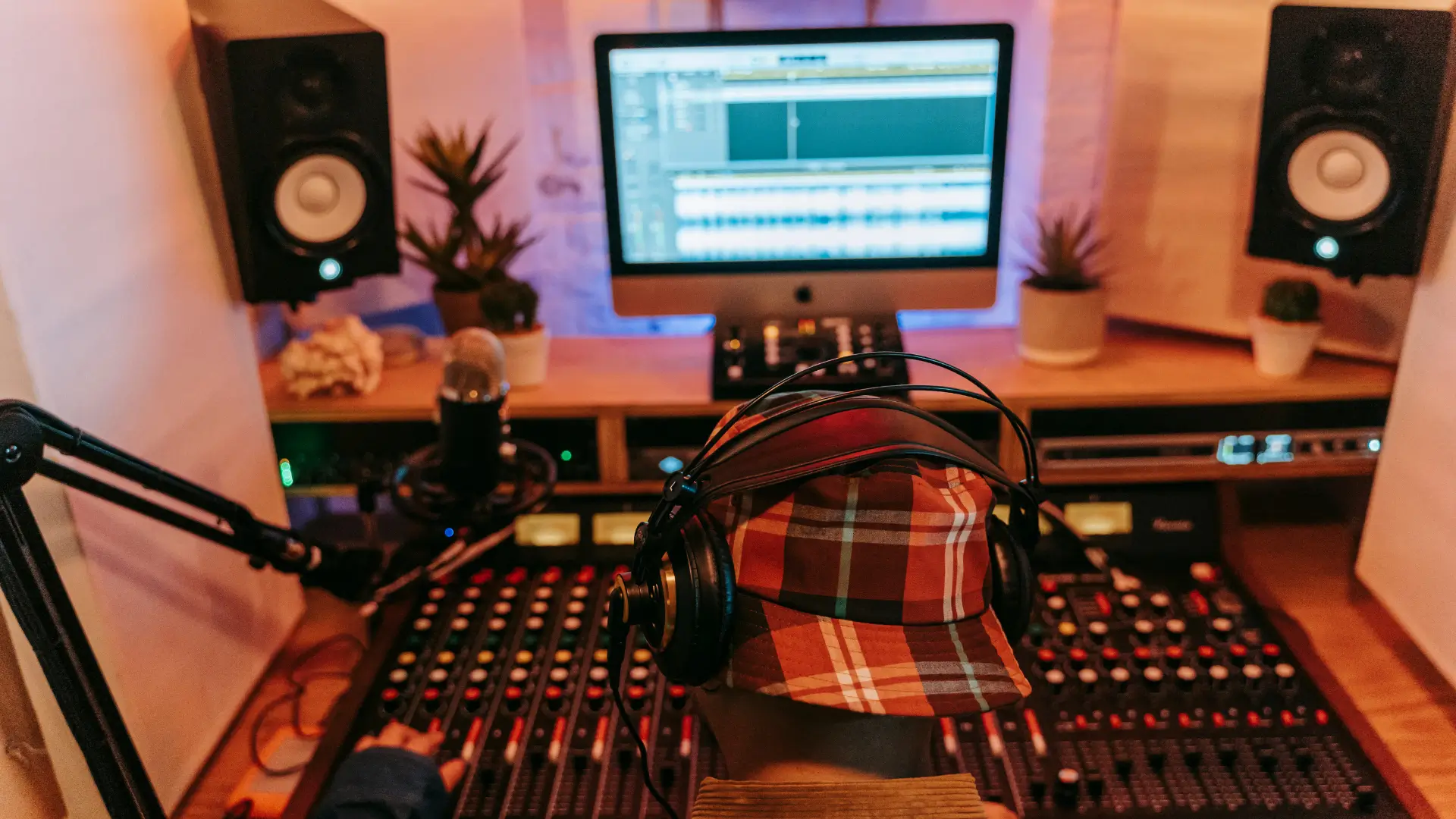 Jak poprawić jakość dźwięku w domowym studiu podcastowym?